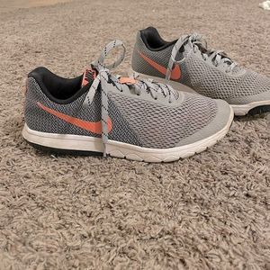Nike Women’s Gray & Pink Athletic Lace Up Sneakers Size 8